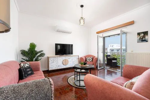 Massive 4BR Retro Apartment - 3 min Walk to Beach