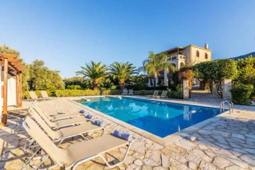 Aloni House - Spacious secluded villa with pool, up to 10 guests