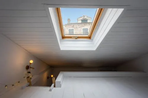 Cozy Loft near Port- Full Kitchen, AC, Parking