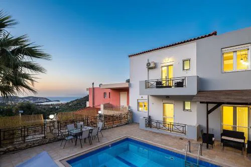 3 Bed Villa - Sleeps 6 - Pool - Terrace - Parking