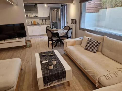Cozy and bright apartment with private yard