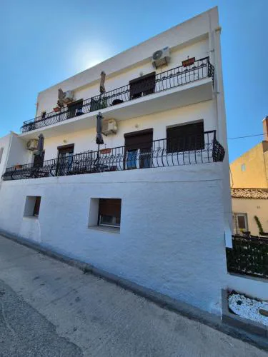 Kostas Studios Apartments - Ενοικιαζόμενα δωμάτια με κουζινάκι