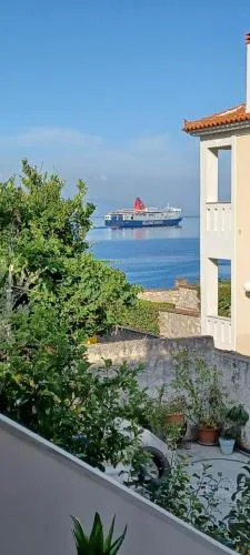 Seaview Luxury Apartment with private parking