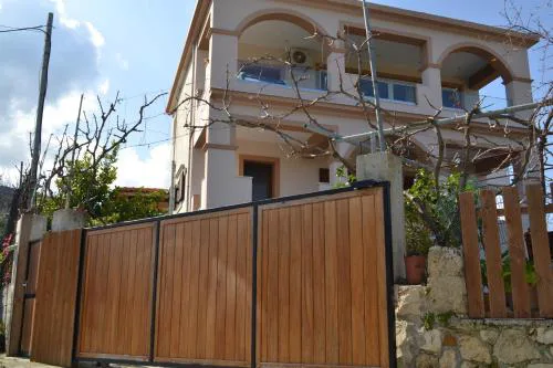 1 Bed Flat - Sleeps 4 - Garden - Parking - Wifi