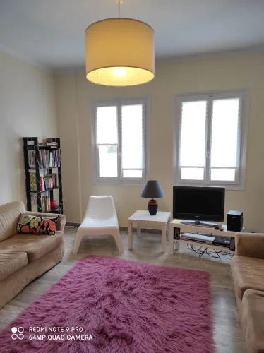 Beachfront, sunny ground-floor flat