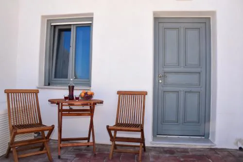Naxos town 2 beachfront studio with patio