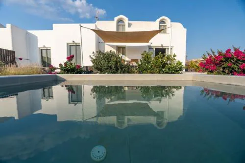Avra Villa with Sunset View & Hot Tub in Oia