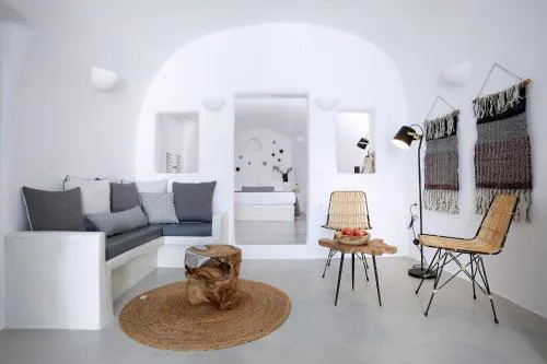 Deluxe 1 Bedroom Cave Villa Outdoor Hot Tub Santorini