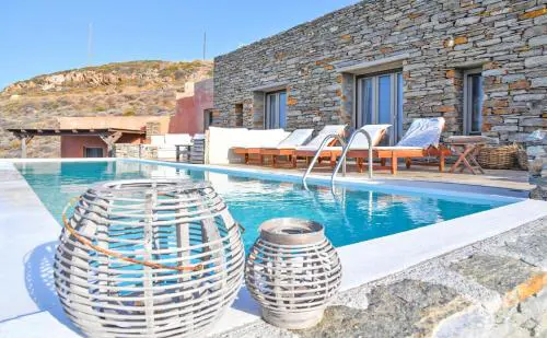 The Charming Waterfront Retreat, with a swimming pool & direct access to the sea, ideal for large families, or a group of friends