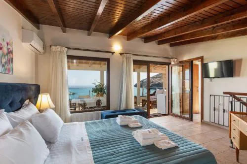 Beachfront Penelope Home with Private Jacuzzi, BBQ & Playground, Walk to Everything