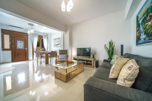 Stylish home - comfortable holidays near the beach.