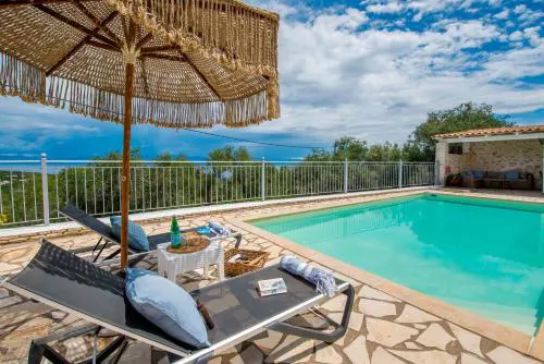 VILLA BETTIE Sea Views & Sunrise 3BR Villa w Pool & Privacy