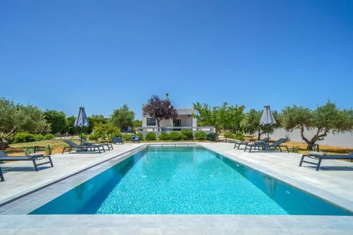 Nostra Terra Villa, 2-acre Secluded Nature Escape with Heated Pool, By ThinkVilla