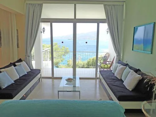Beachfront Residence With Private Path To The Sea