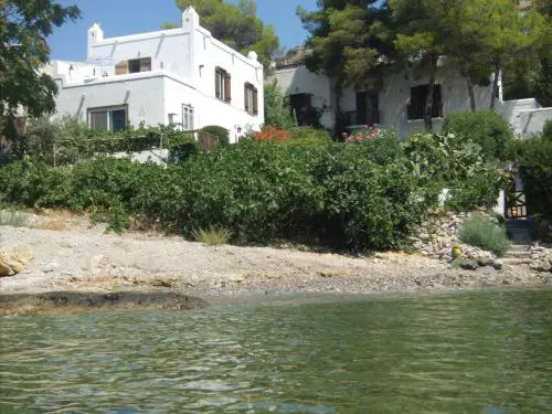 Villa Mimosa Poros Beachfront Apartments