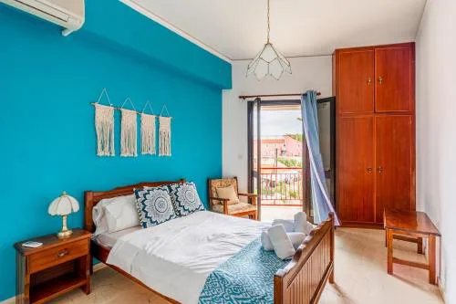 Central Apartment for 4 by Alecos Studios