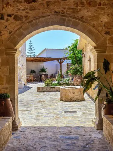 Antama Living, Luxe Stonehouse with Pool & BBQ