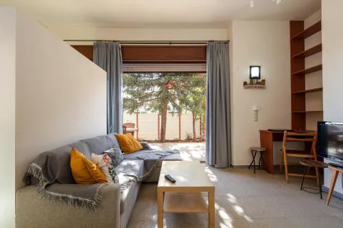 Cedrus & Carob House, walking distance to beach!