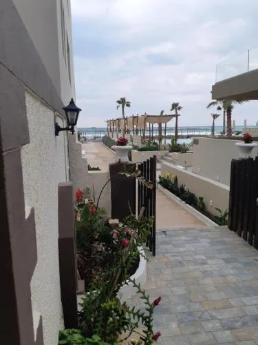 Chrispa's House Beachfront Bliss & Stunning Views 50m from the beach