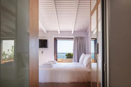 Chryssi Seafront Living, 03 Suite, right on the beach in Rethymno!