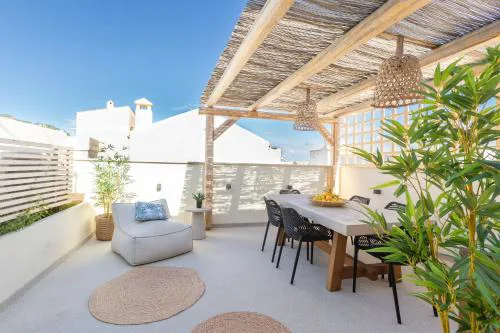 Kotsifi Stays - Cozy 2BR with Rooftop Terrace!