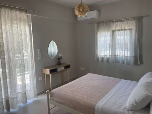 New Modern 2 Bd Flat Just Steps to Rethymno Beach