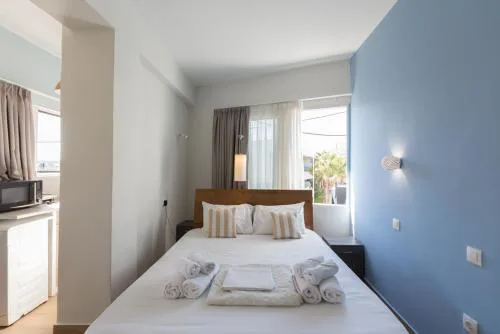 Theo Apartments