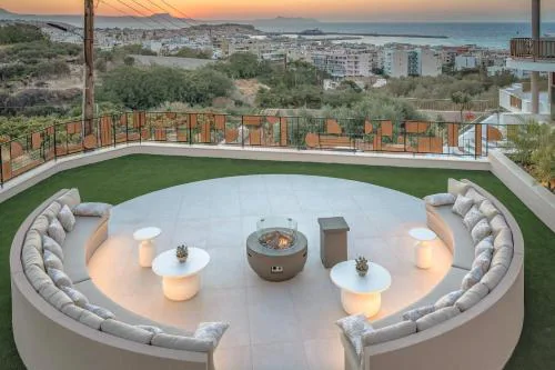 Villa Luxenia, Walk to Town & Skyline Views by etouri