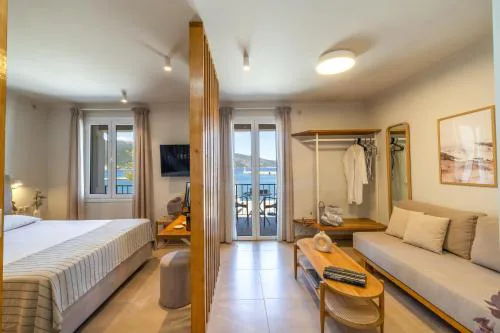Cavaliere Seafront House - Theseus