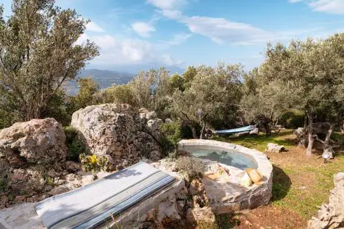 Beautiful Cottage over-viewing Samos bay.