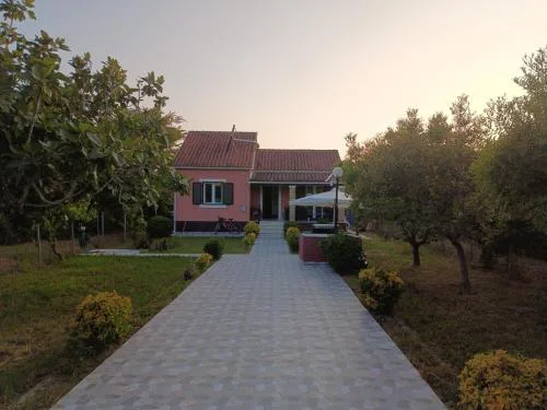 Beautiful nearby beach house with garden, private pool and large yard