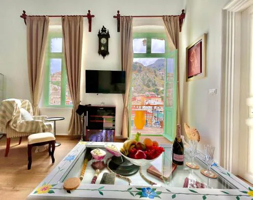 “Athenas” Neoclassic Harbour View Apartment