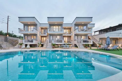 Comfy apartmt near beach with pool dining area
