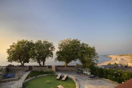 Villa Thalassa next to the beach