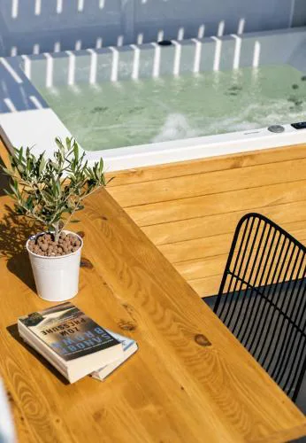 Dome suite,hot tub,sea view in Firostefani!