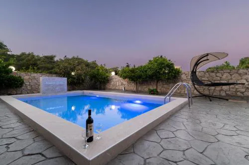 Greek Style Ground Floor Apartment & Pool
