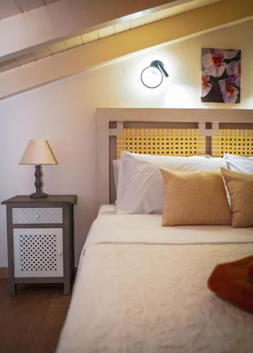 Melina's Bright Apartment, Viros