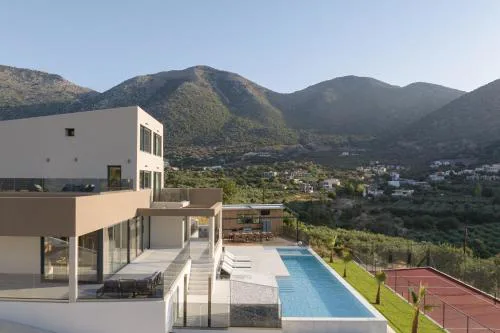 Dias Villa, Tennis, 2Pools, Walk to Beach & Shops, By ThinkVilla
