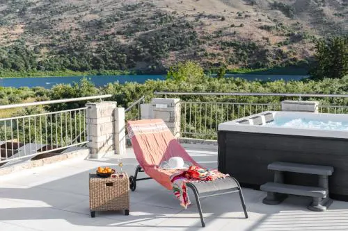 Lithus Retreat with Jacuzzi and 360 Views