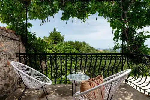 Orama Stone Apartments - Authentic hospitality in a Historical Location, by Zantewize