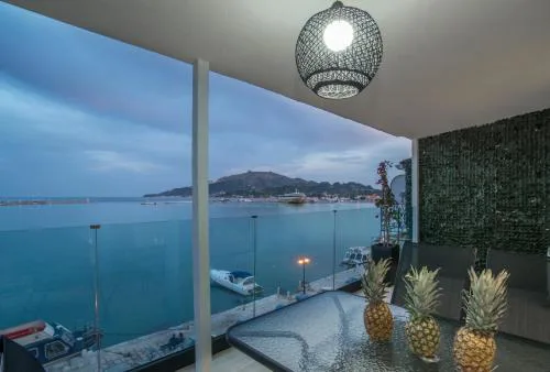 Pineapple Seaside Suite
