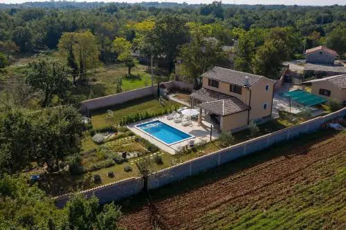 Nice holiday houses with Mediterranean garden