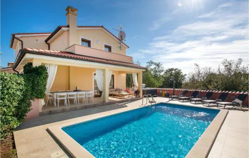 Nice Home In Krvavici