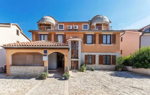 Apartments and rooms with parking space Fazana - 13742