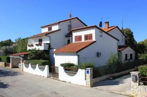 Apartments with parking space Valbandon, Fazana - 7200