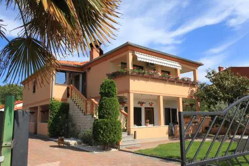Apartments with parking space Valbandon, Fazana - 2214