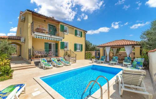 Lovely Apartment In Fondole With Wifi