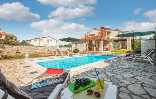 Four-Bedroom Holiday Home In Golubovo