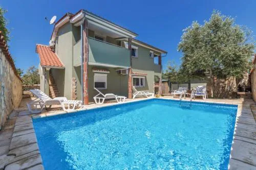 House for 8 people very close to the beach