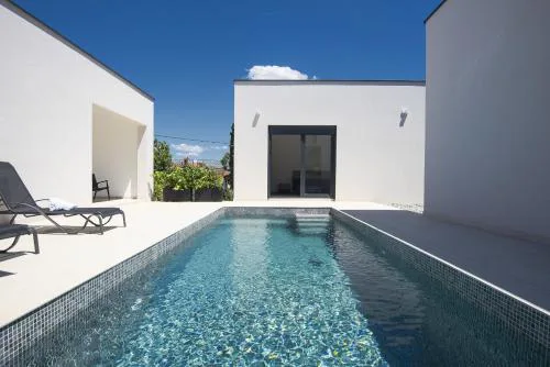 Villa Nauta - beautiful ground floor villa for 4 people with playground & sauna Pula